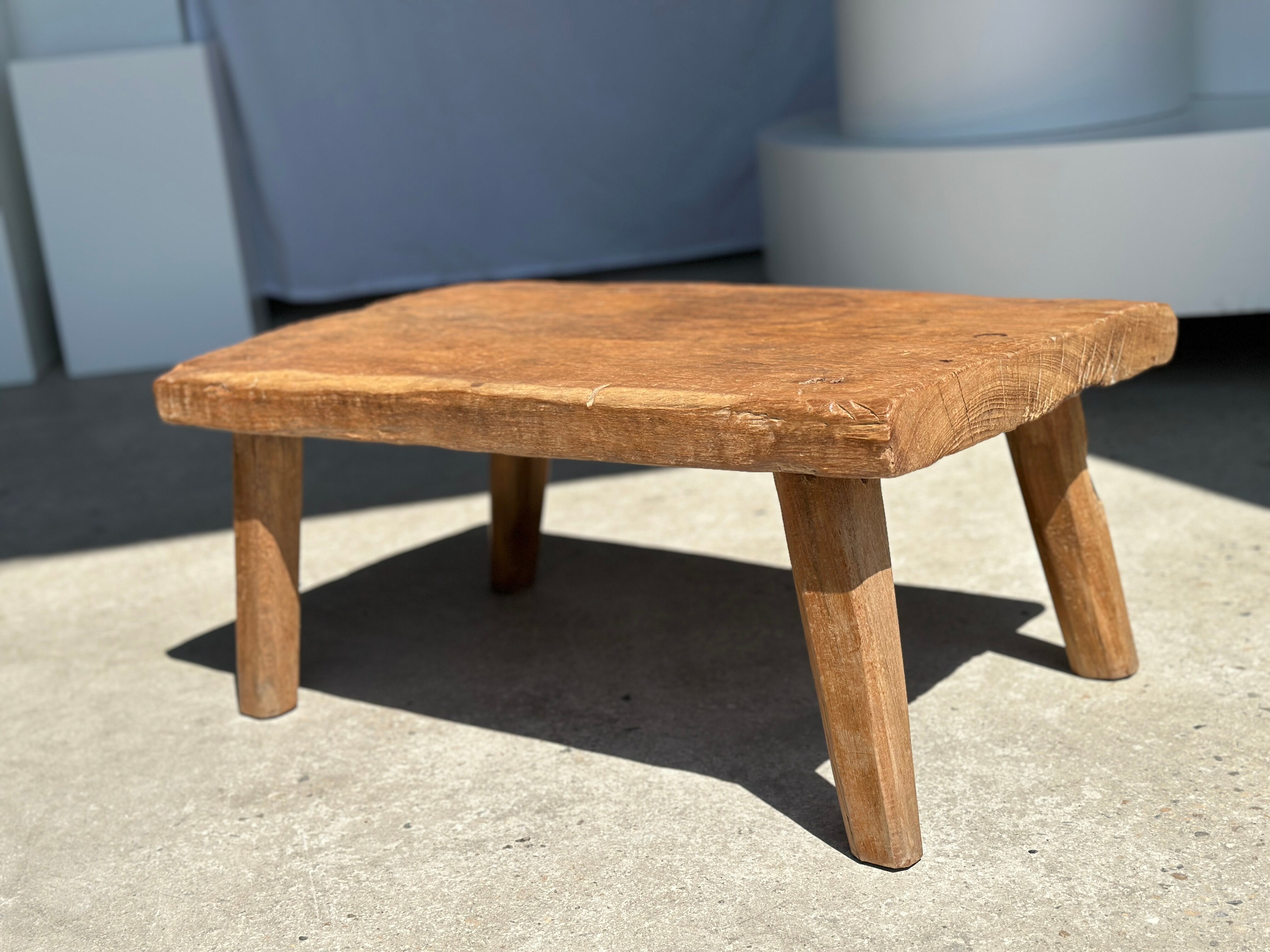 Coffee table in blond teak quadripod