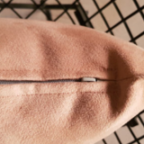 Coussin rectangle en velours rose pâle