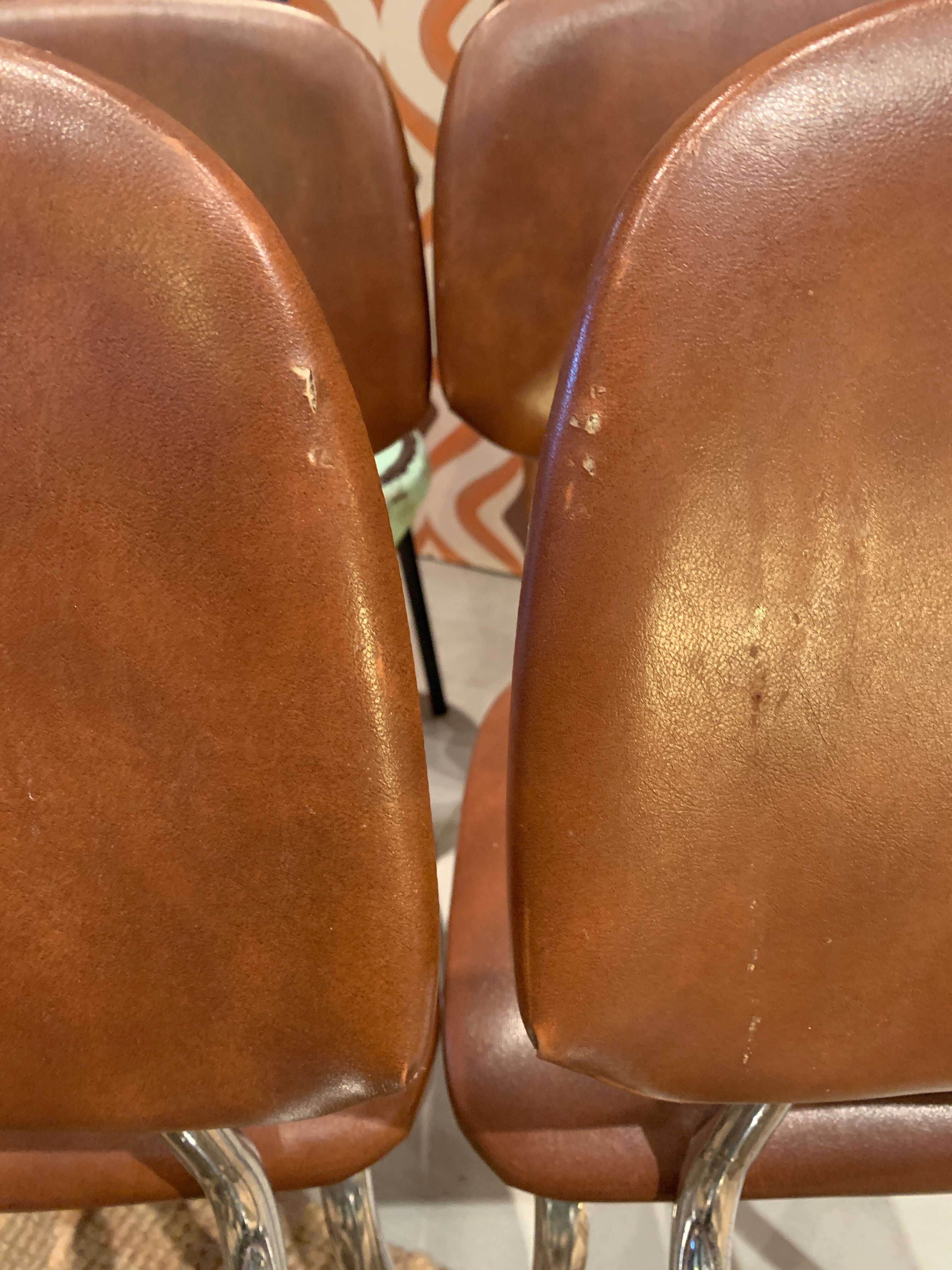 Série de 7 chaises en skaï