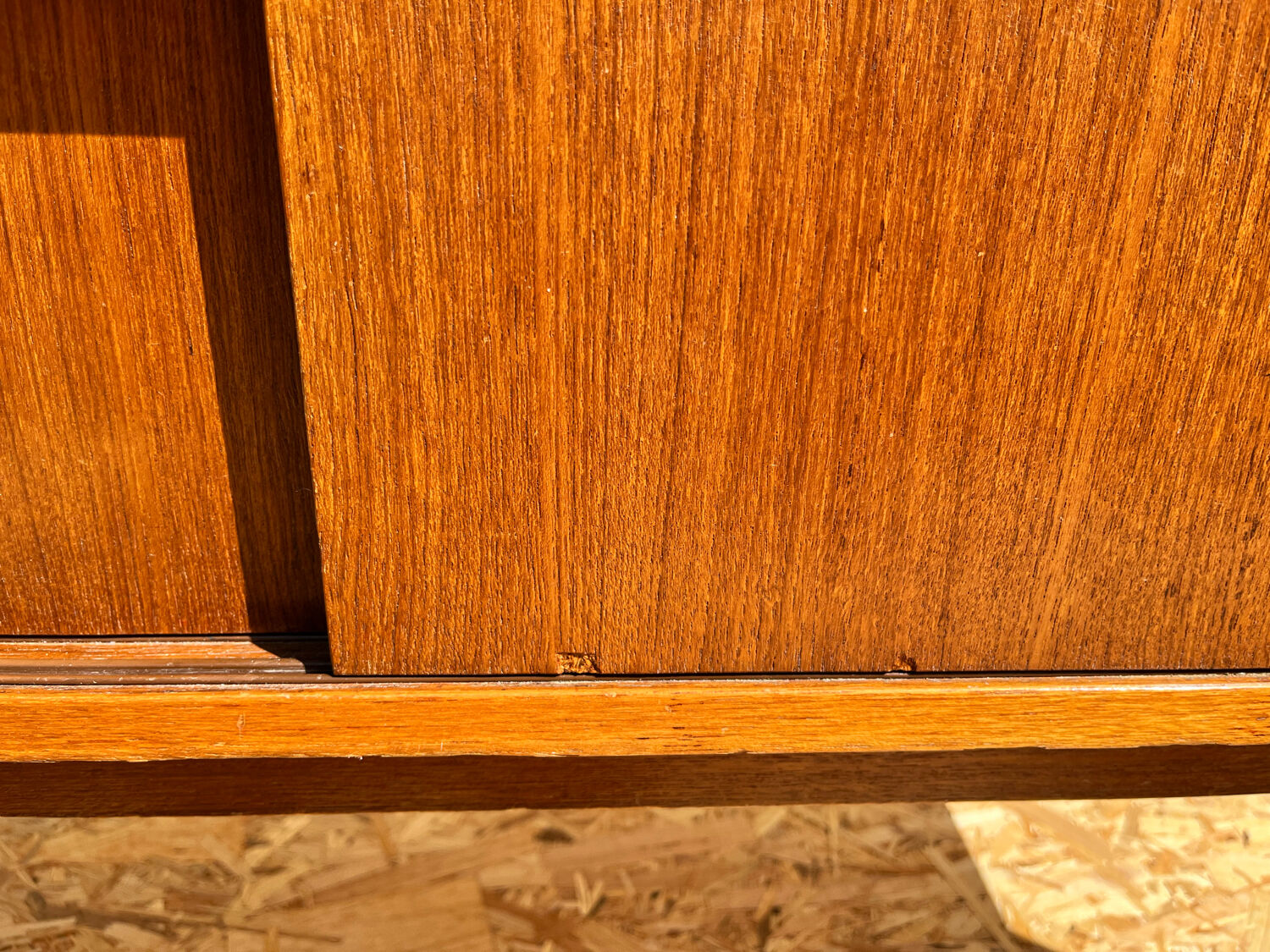 Commode basse à deux portes coulissantes