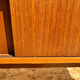 Commode basse à deux portes coulissantes