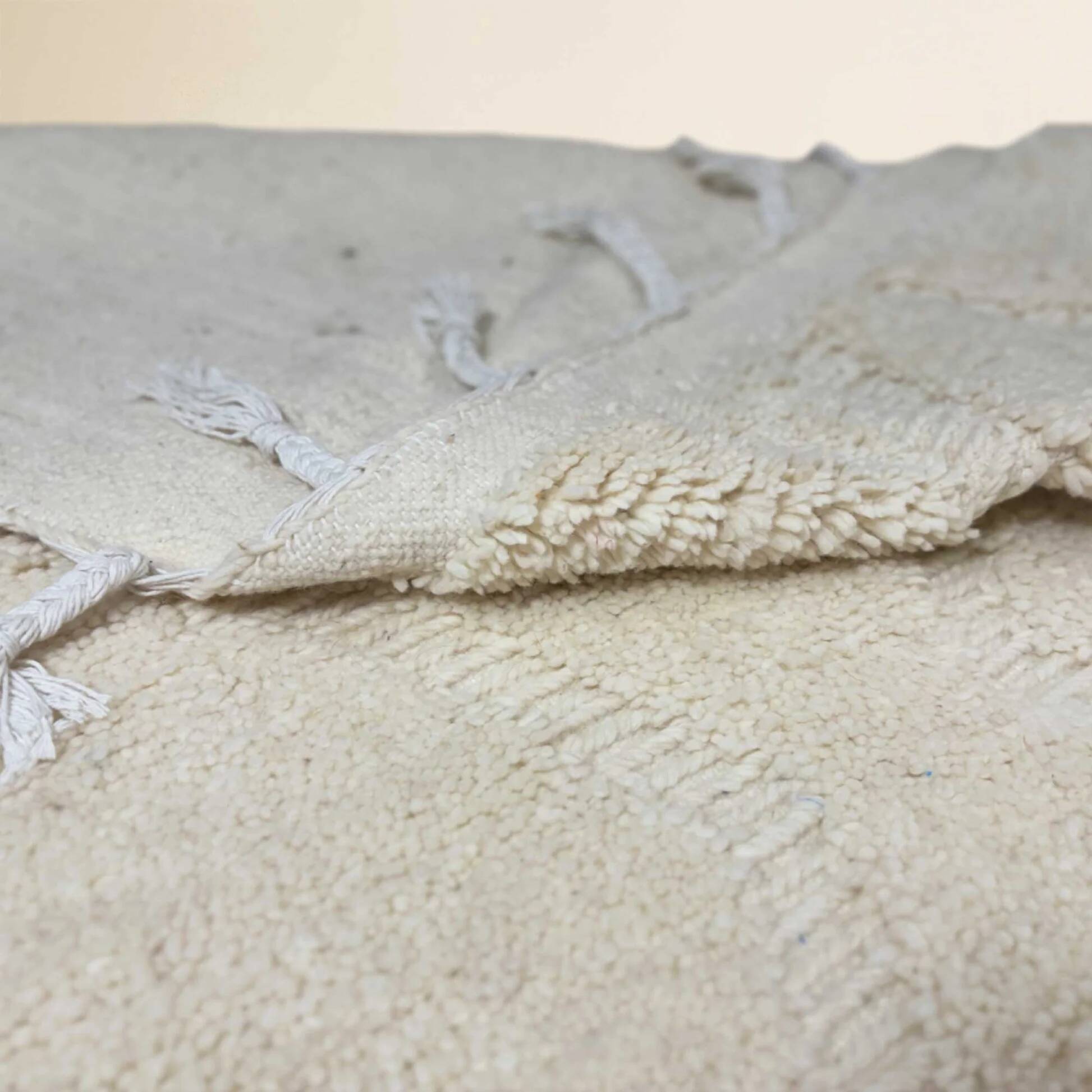 Beni Ouarain Berber rug in diamond pattern • Minimalist white elegance