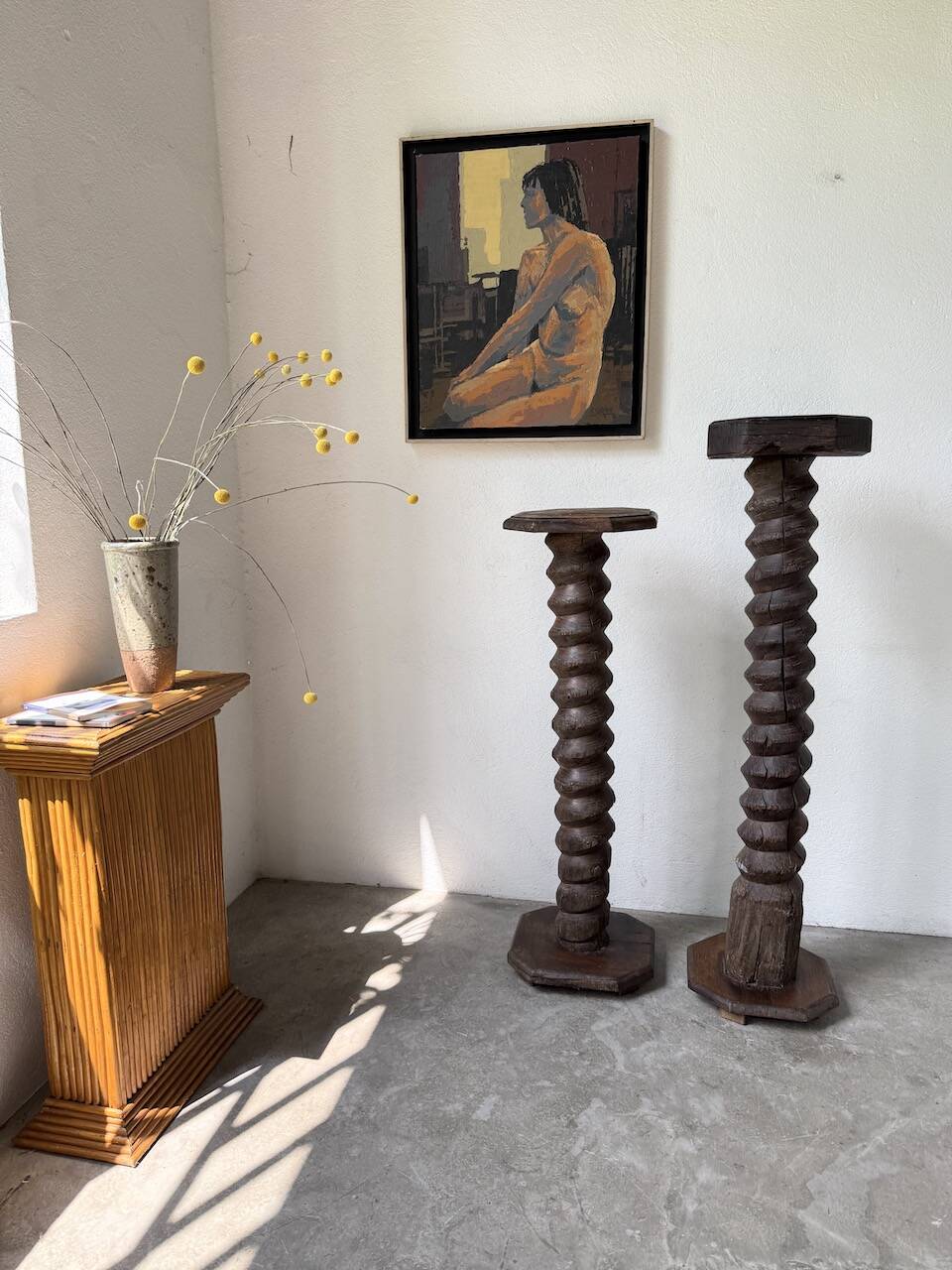 Pair of pedestal columns with oak pressing screws, 1900