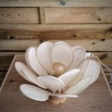 Lampe à poser fleur composée de pétales en rotin et flanelle ivoire