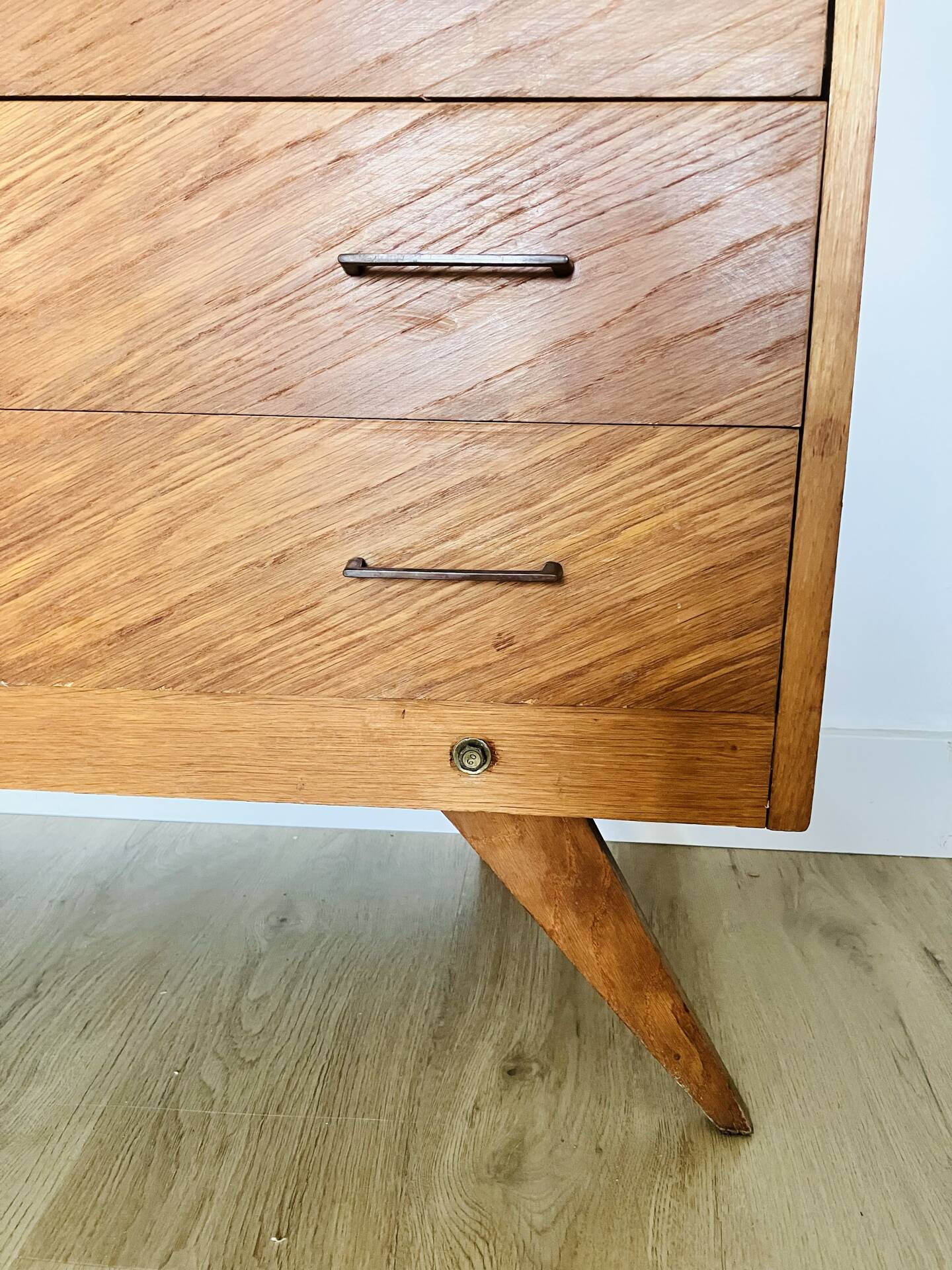 Commode en marqueterie de bois et pieds compas
