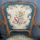 Paire de fauteuils brodés à la main. Noyer.