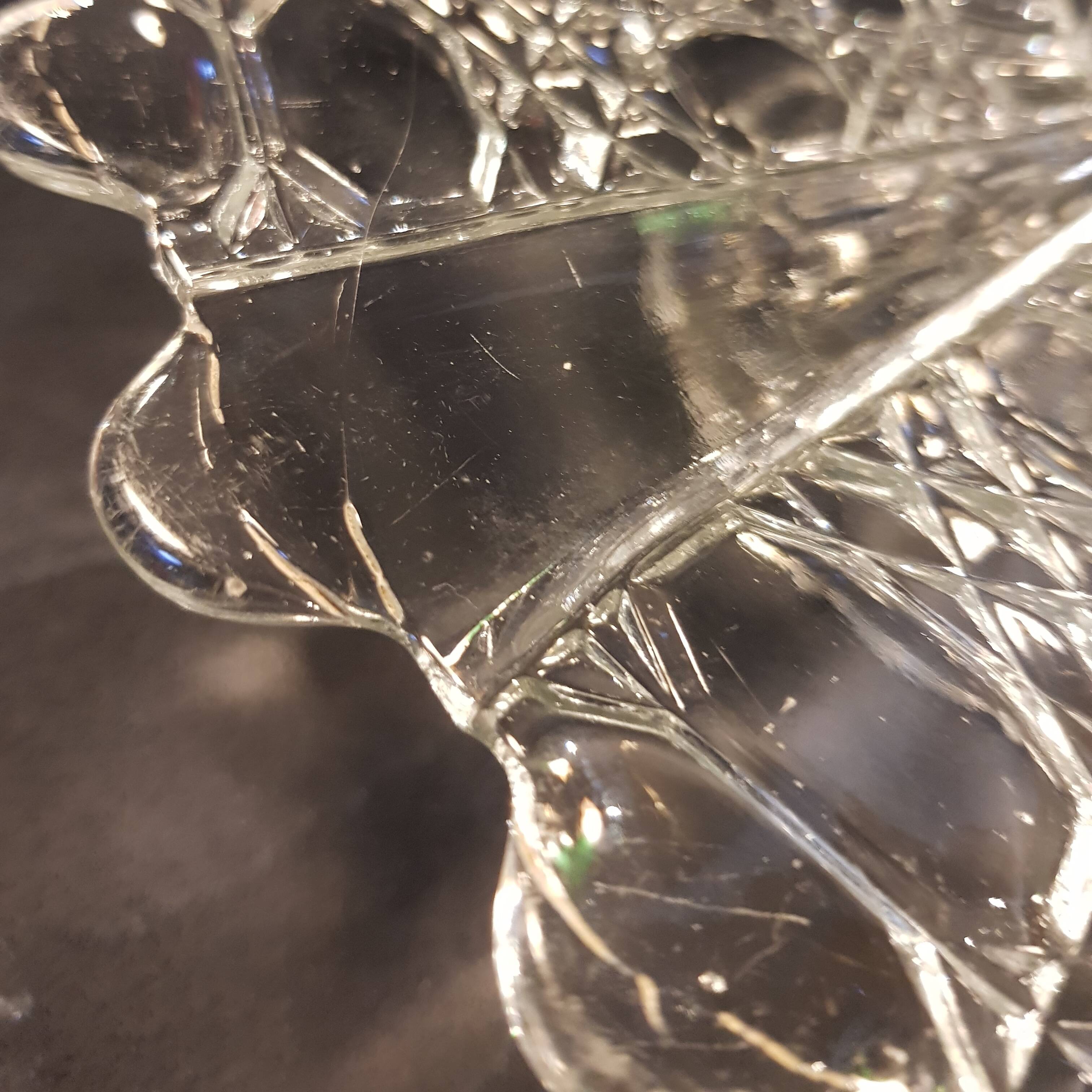 Presentation dish on glass foot