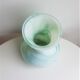 Vase en verre vert pastel