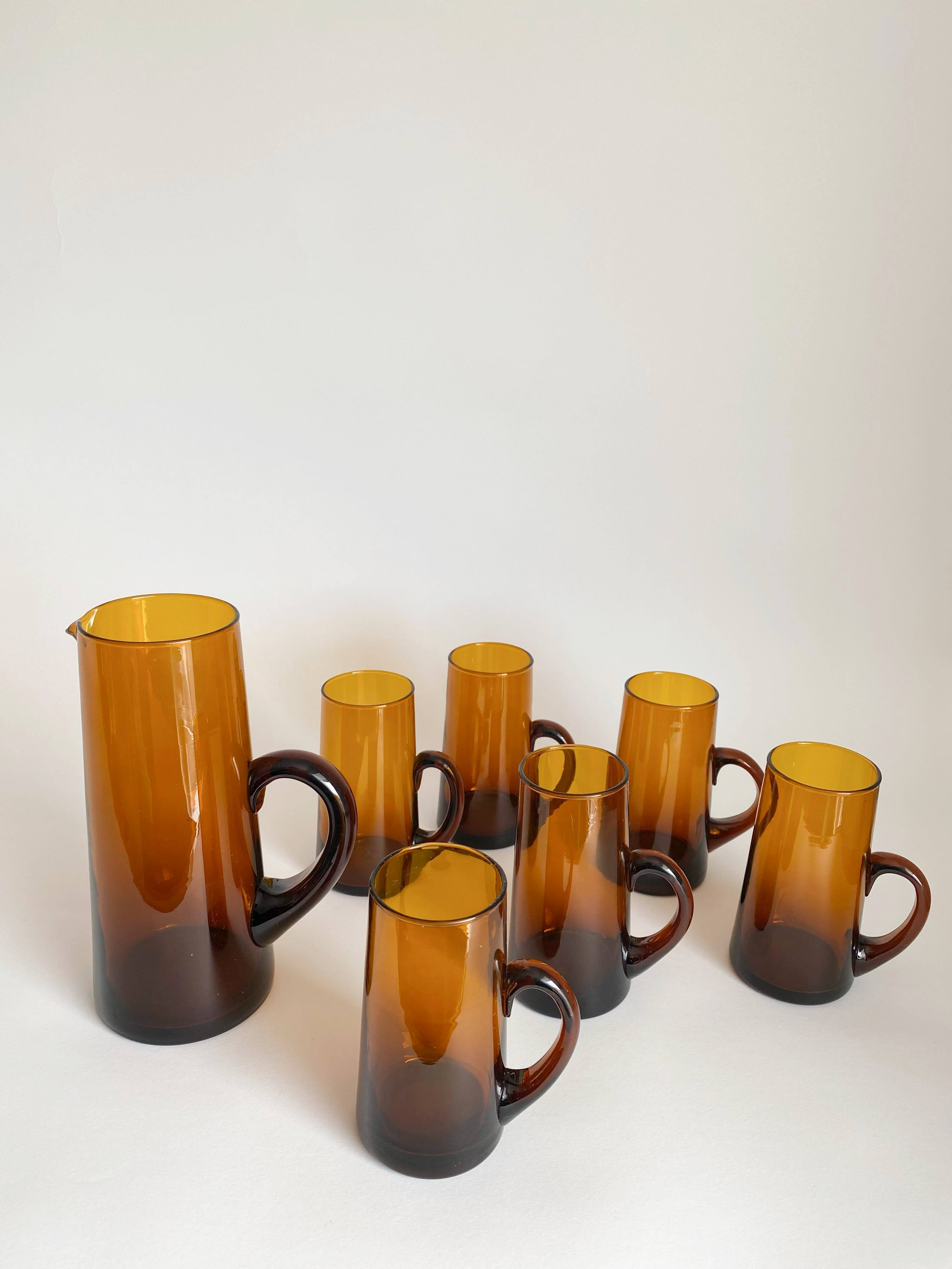Carafe service and amber glasses