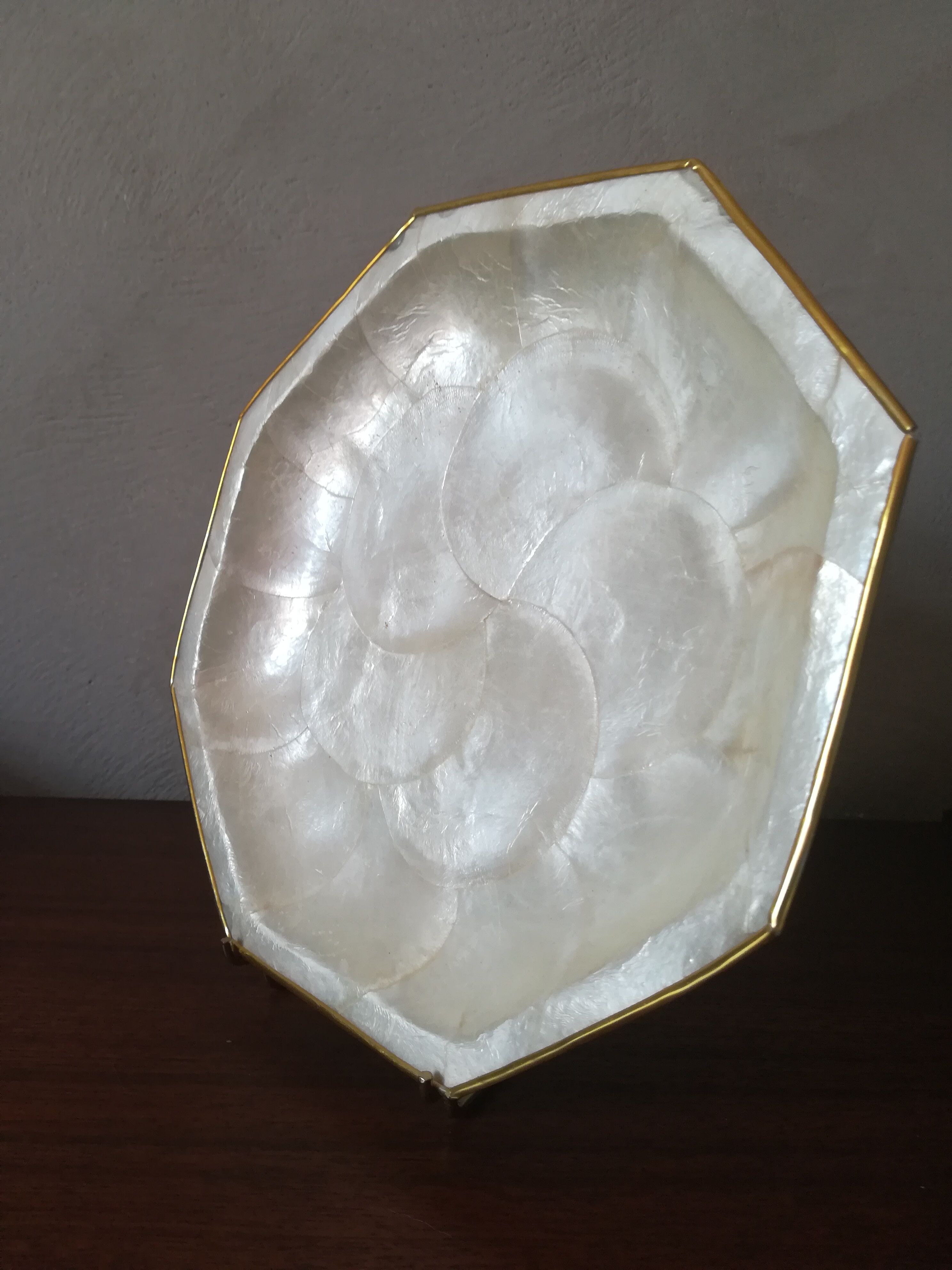Mother-of-pearl plate