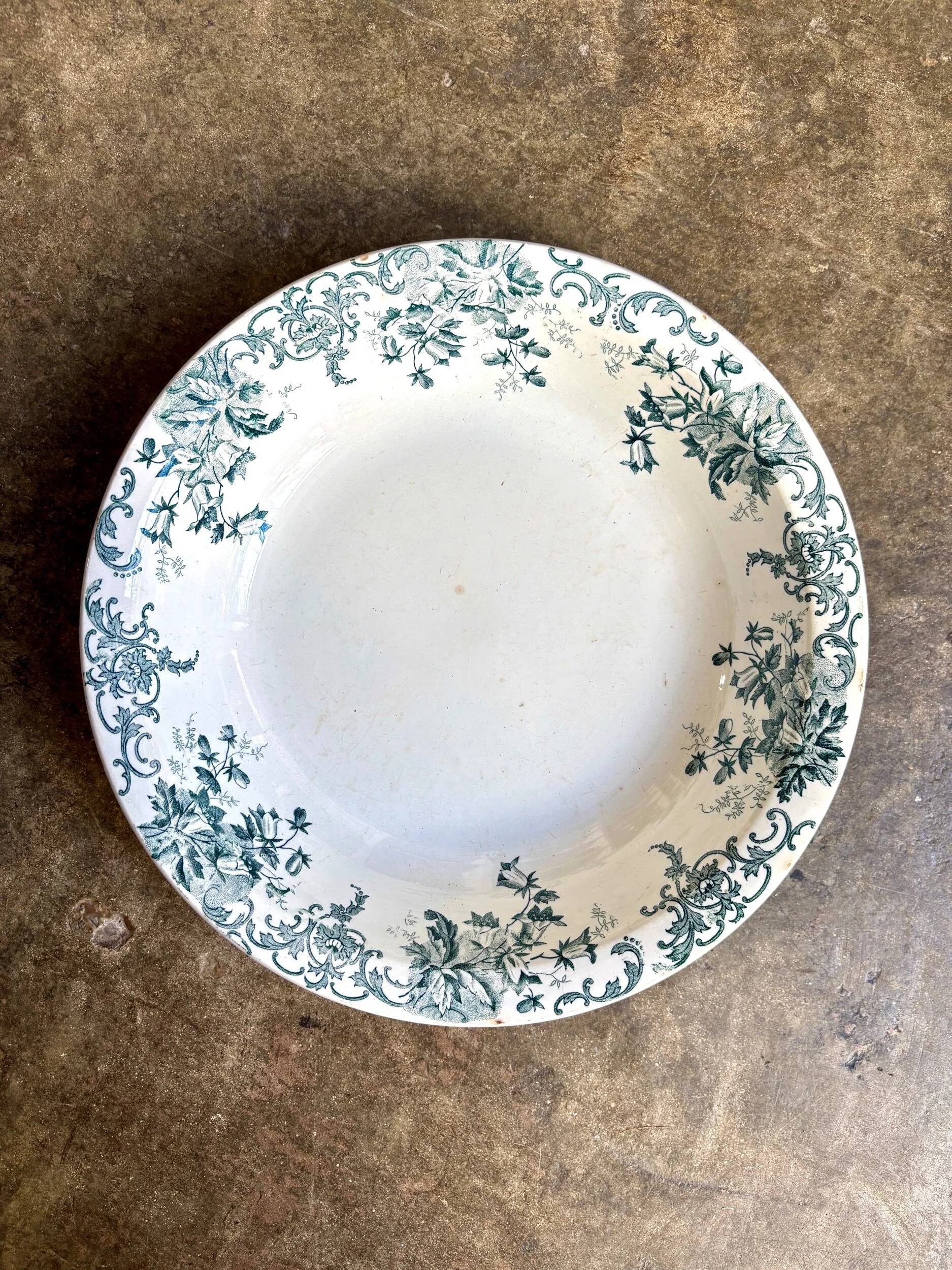 Plat rond creux St Amand & Hamage en terre de fer, service "Campanule"