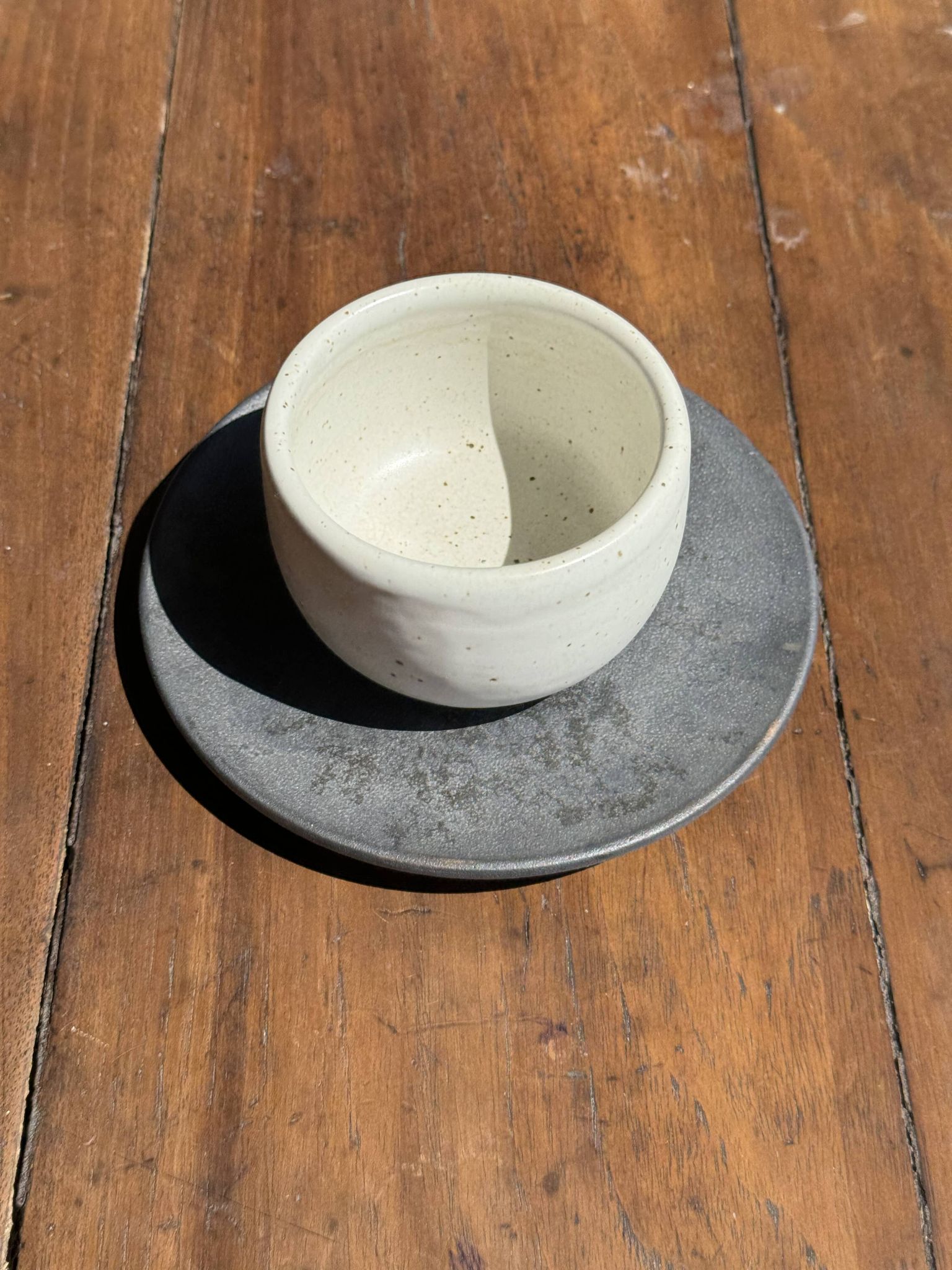 Tasse blanche en céramique indonésienne et soucoupe grise