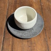 Tasse blanche en céramique indonésienne et soucoupe grise