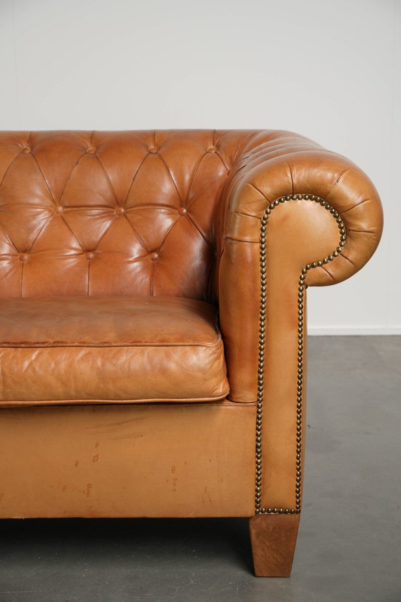 Sheepskin 2.5-seater Chesterfield sofa in a light cognac colour