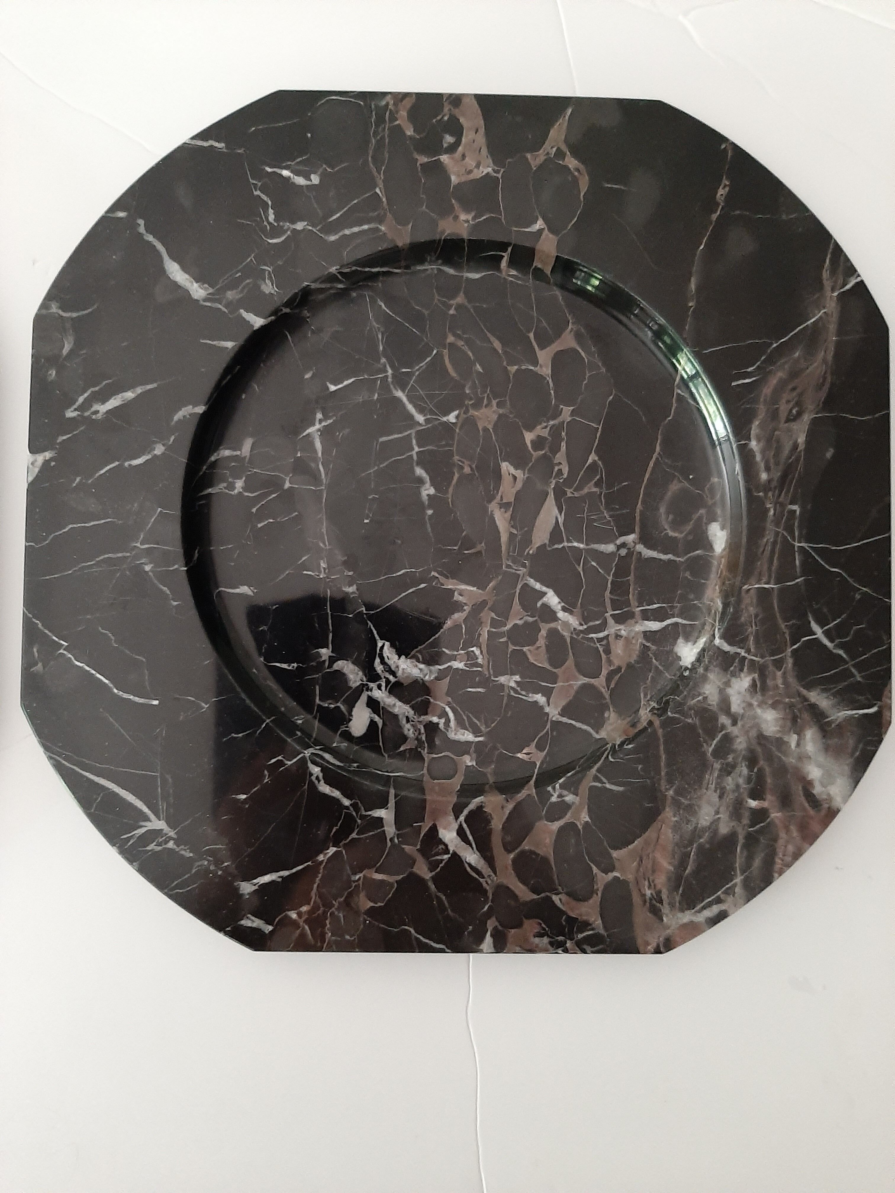 Set of 2 black marble presentation plates