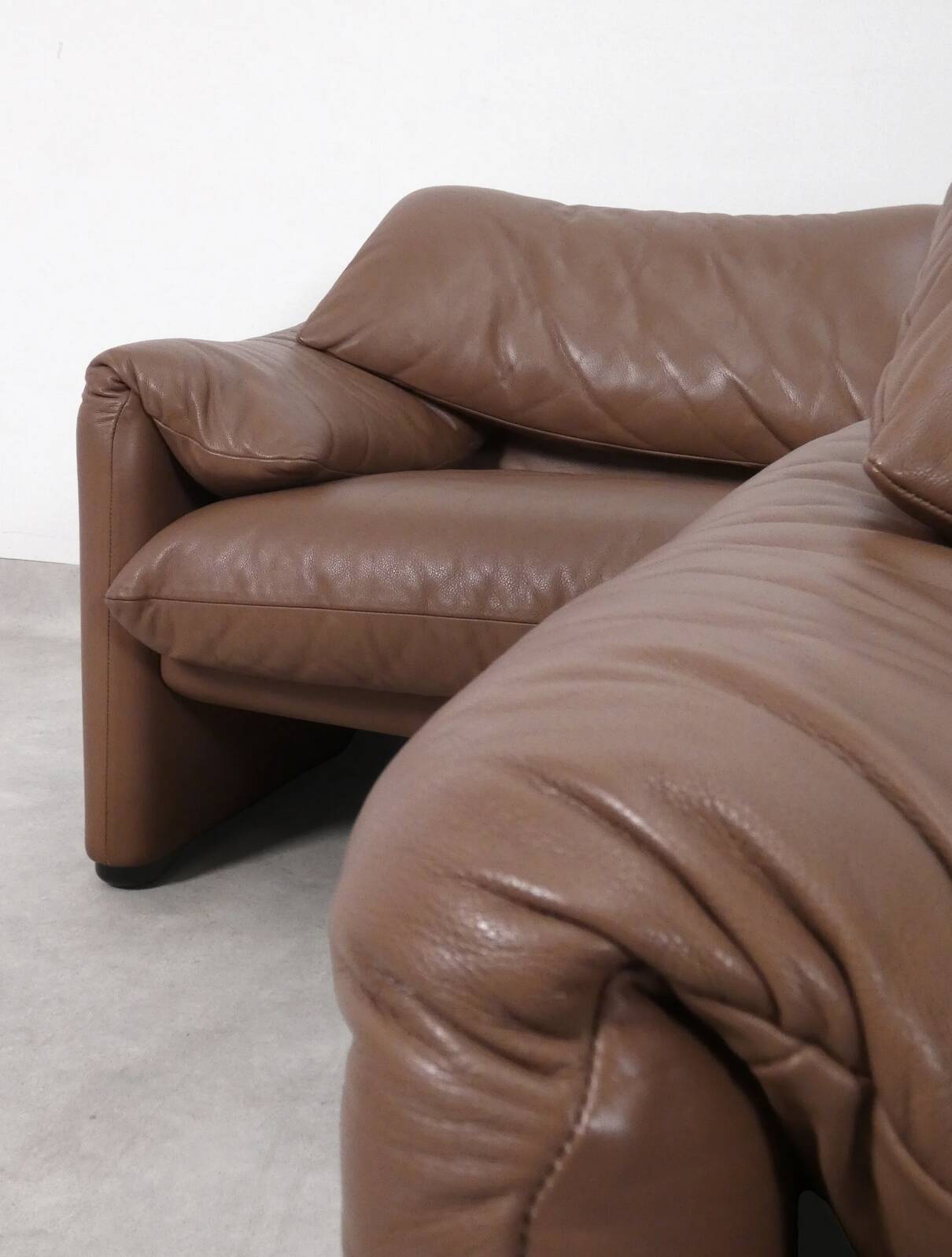 Set of Cassina Maralunga 2 seaters in mocca leather
