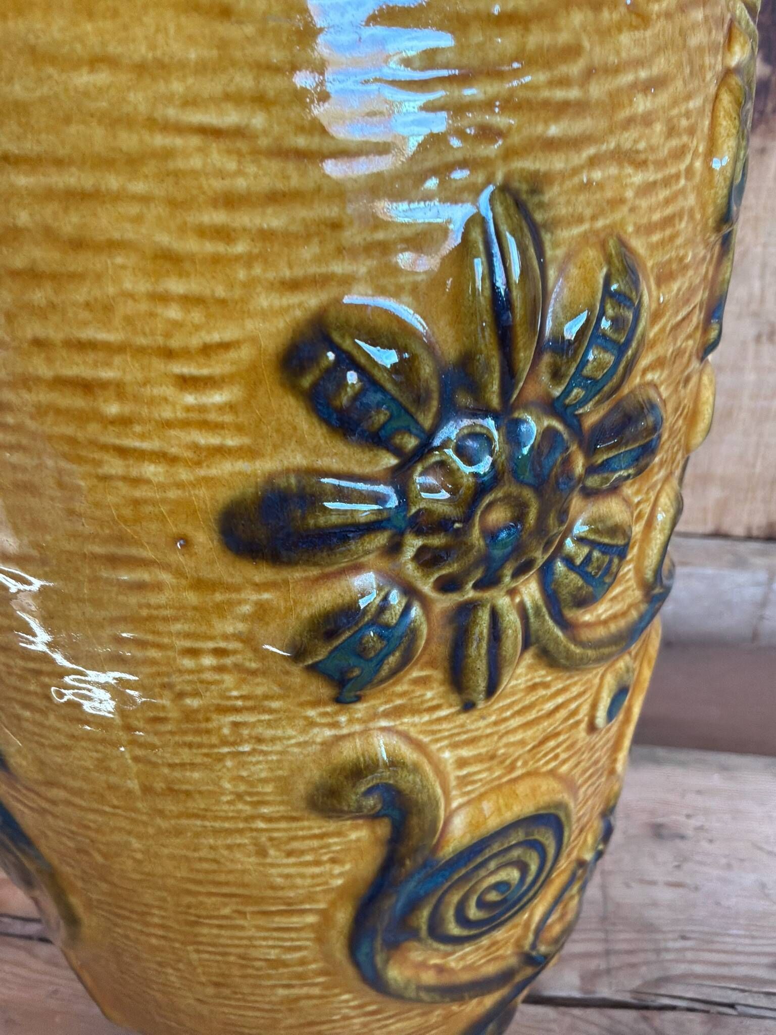 Vase West Germany en céramique - décor floral en relief