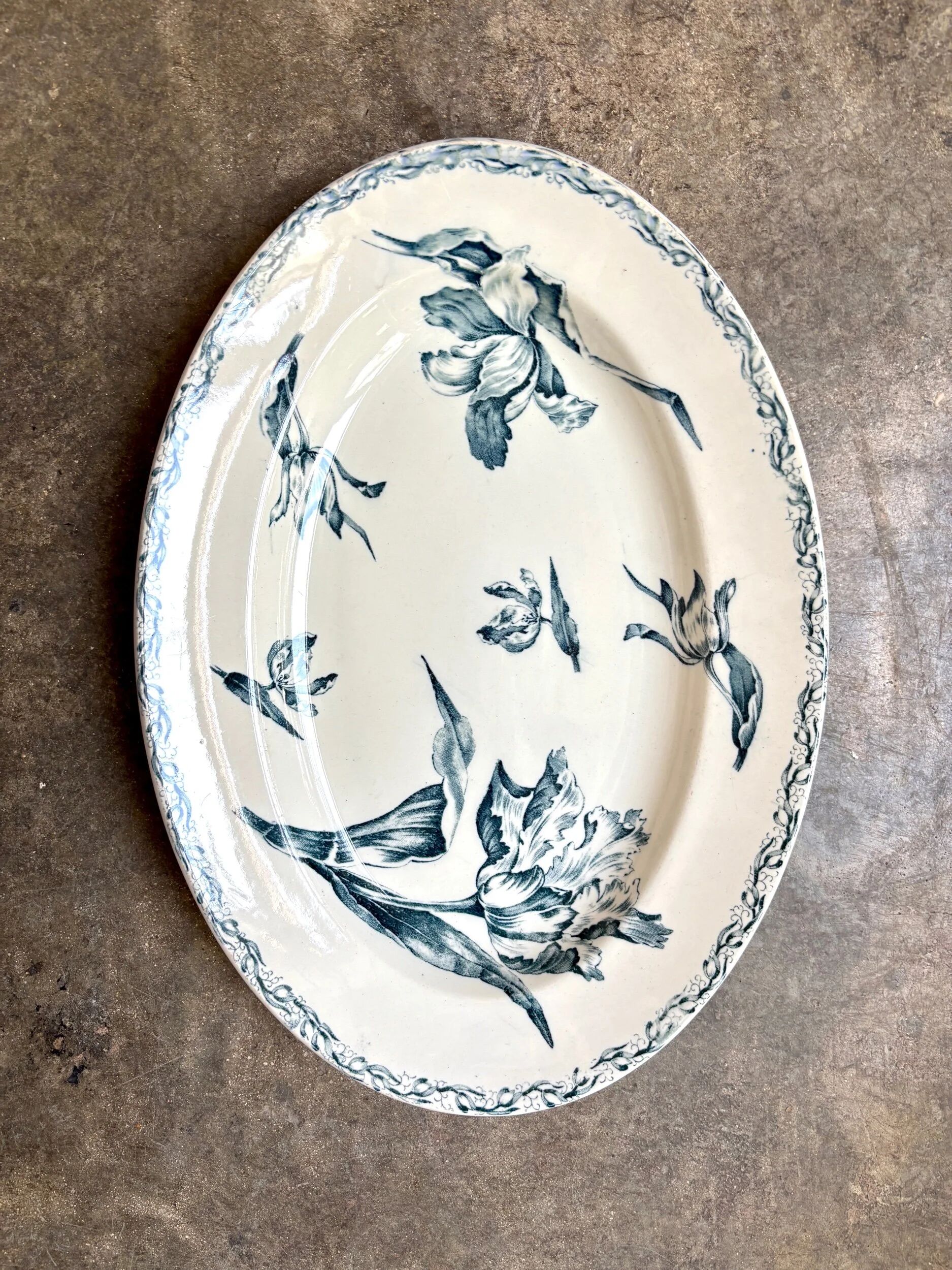 Large oval dish Lunéville in blue ironstone, "Tulip" service.