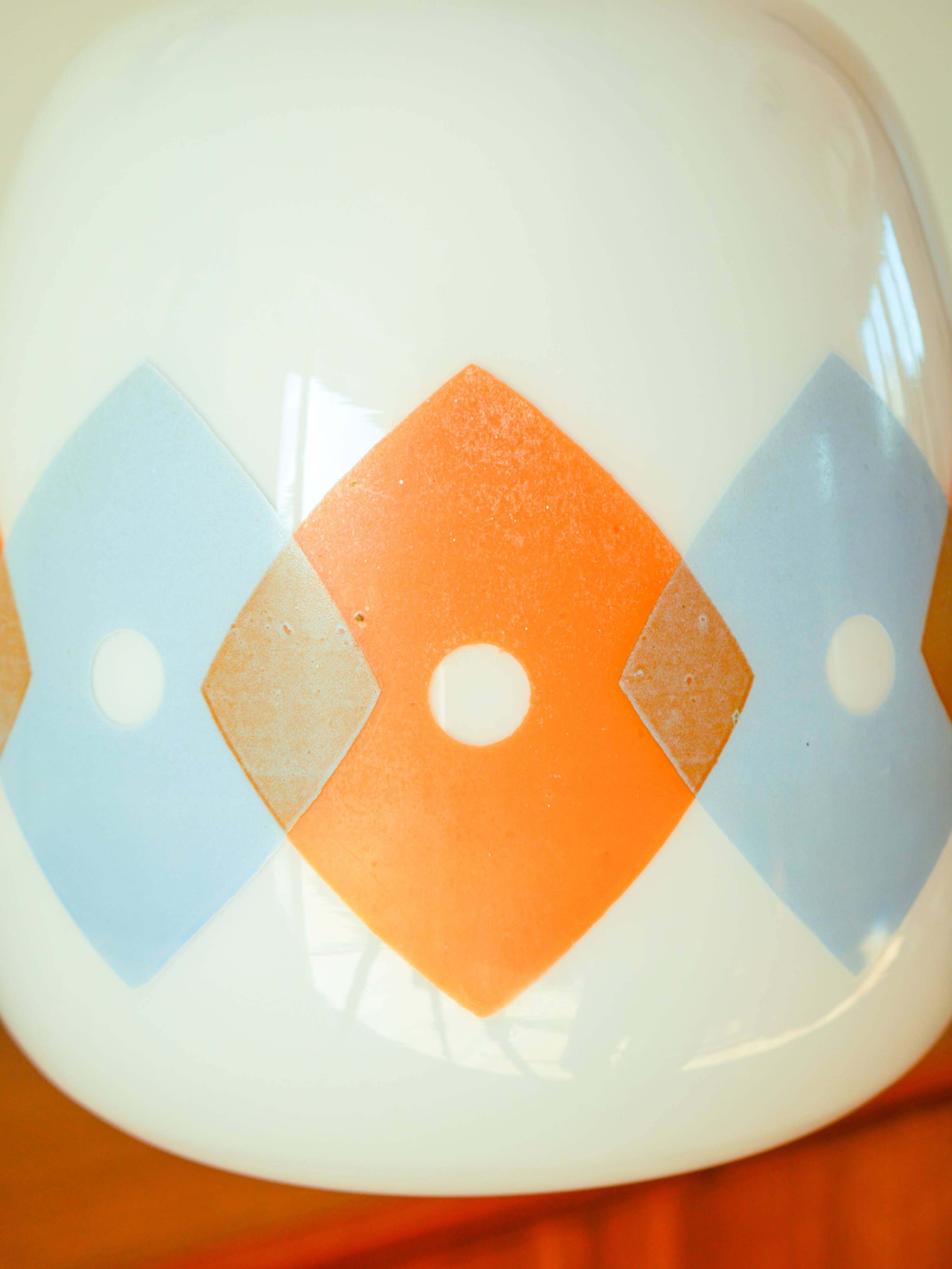 Suspension en opaline blanche à motifs géométriques orange et bleu Design 1970