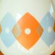Suspension en opaline blanche à motifs géométriques orange et bleu Design 1970