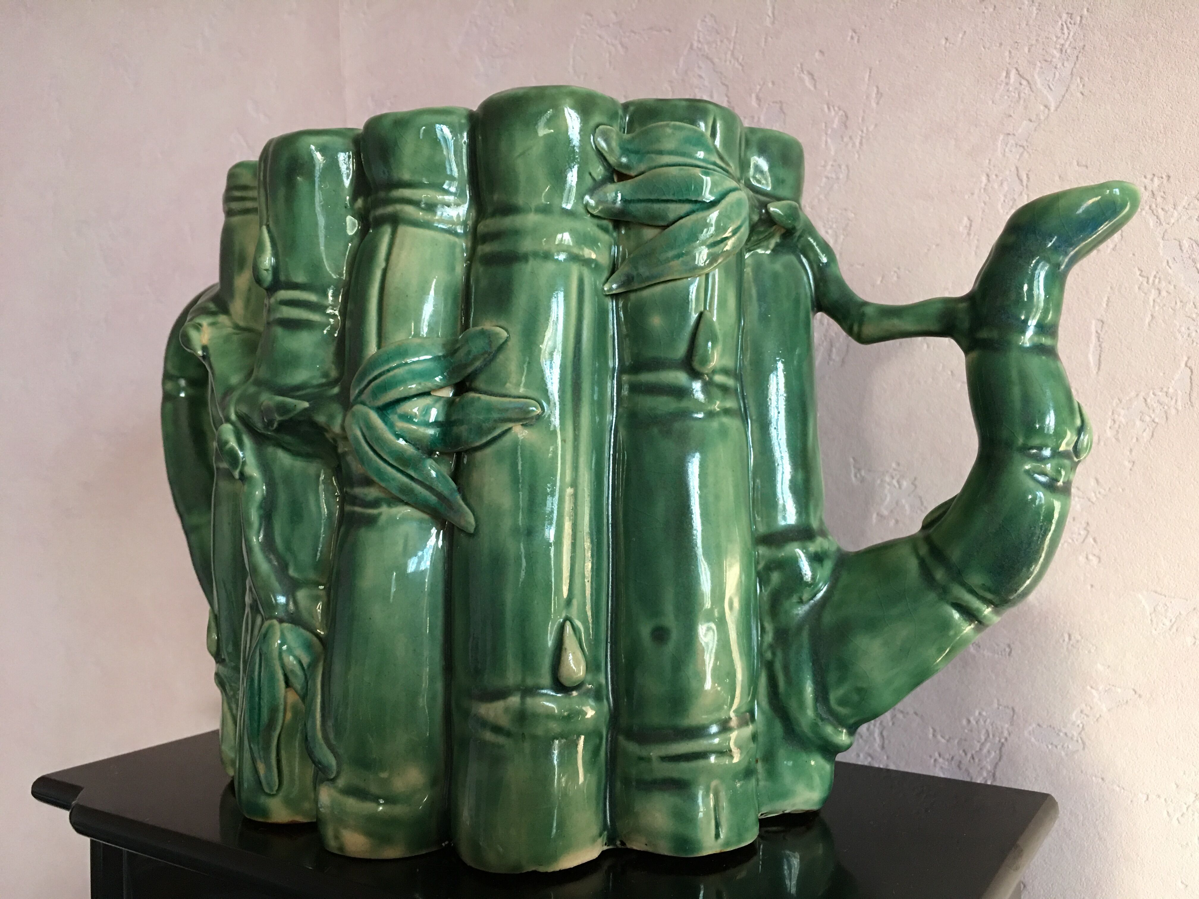 Athezza teapot in a dabbling.