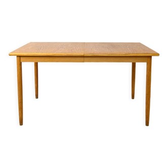 Extendable oak table