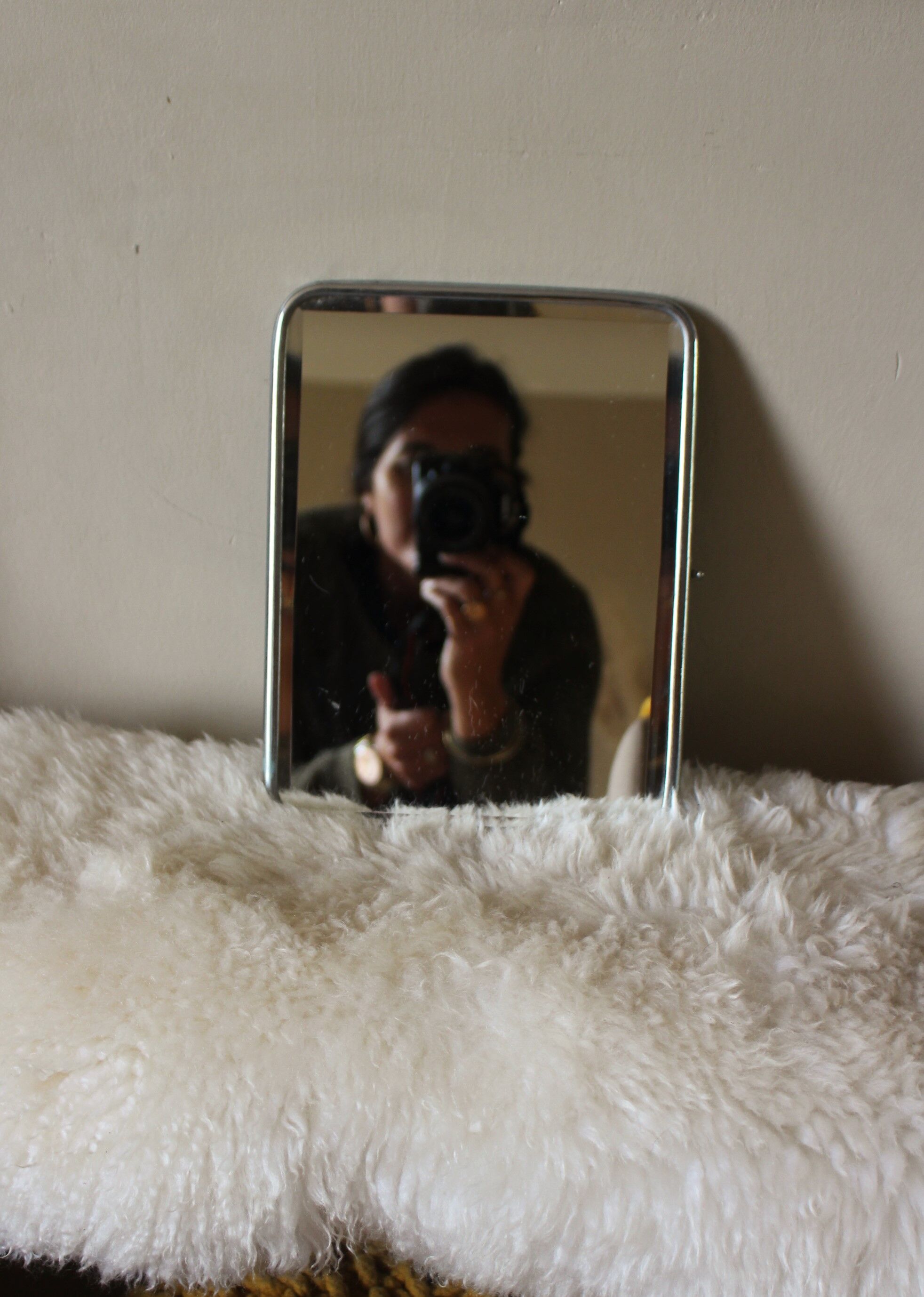 Rectangular barber mirror to pose