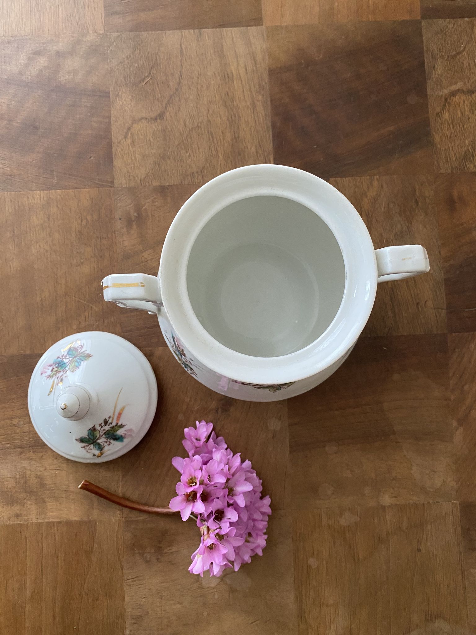 Pot et son couvercle en céramique à fleurs