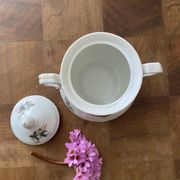 Pot et son couvercle en céramique à fleurs