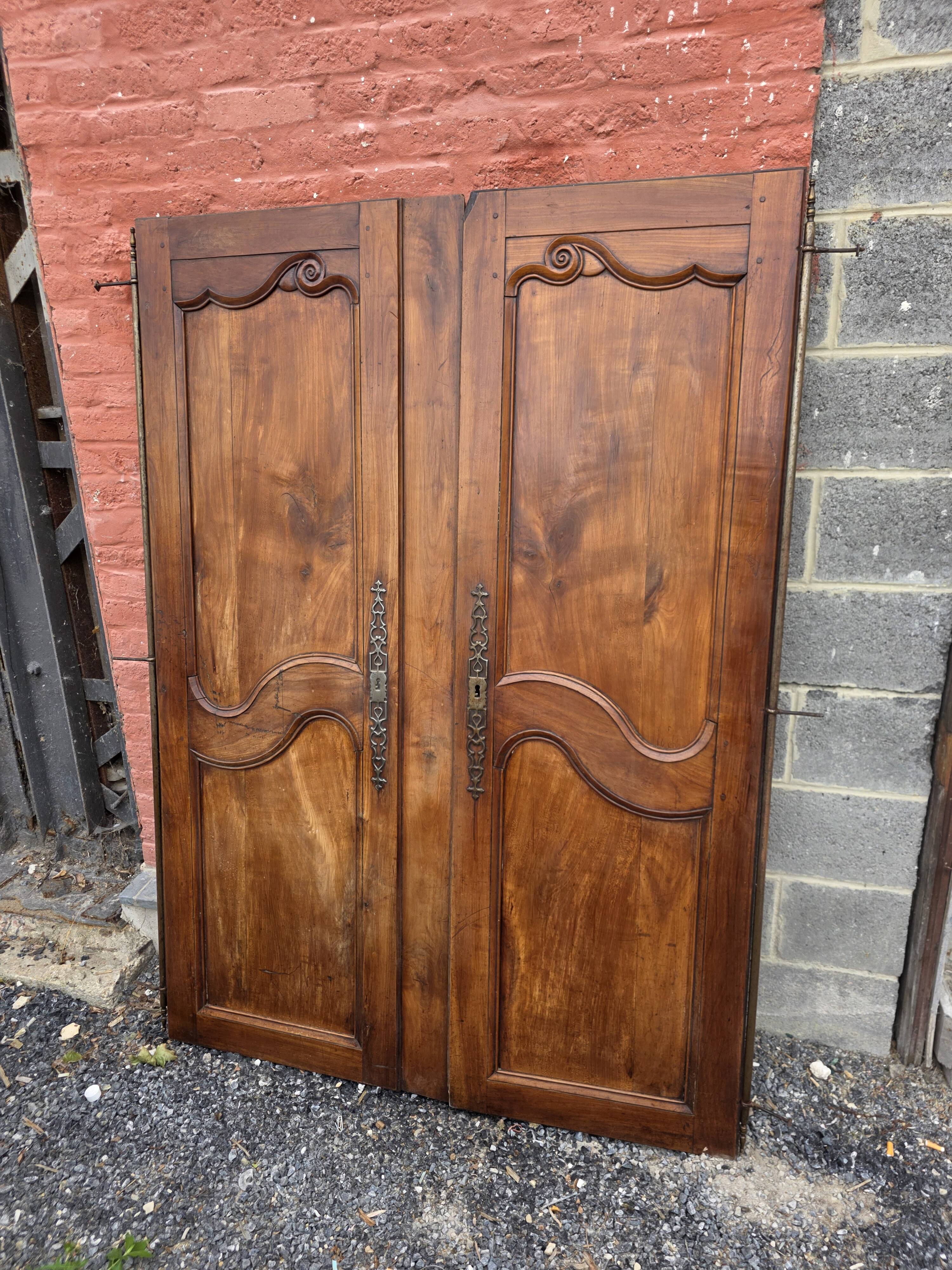 Paire de portes de placard style Louis XV en merisier massif