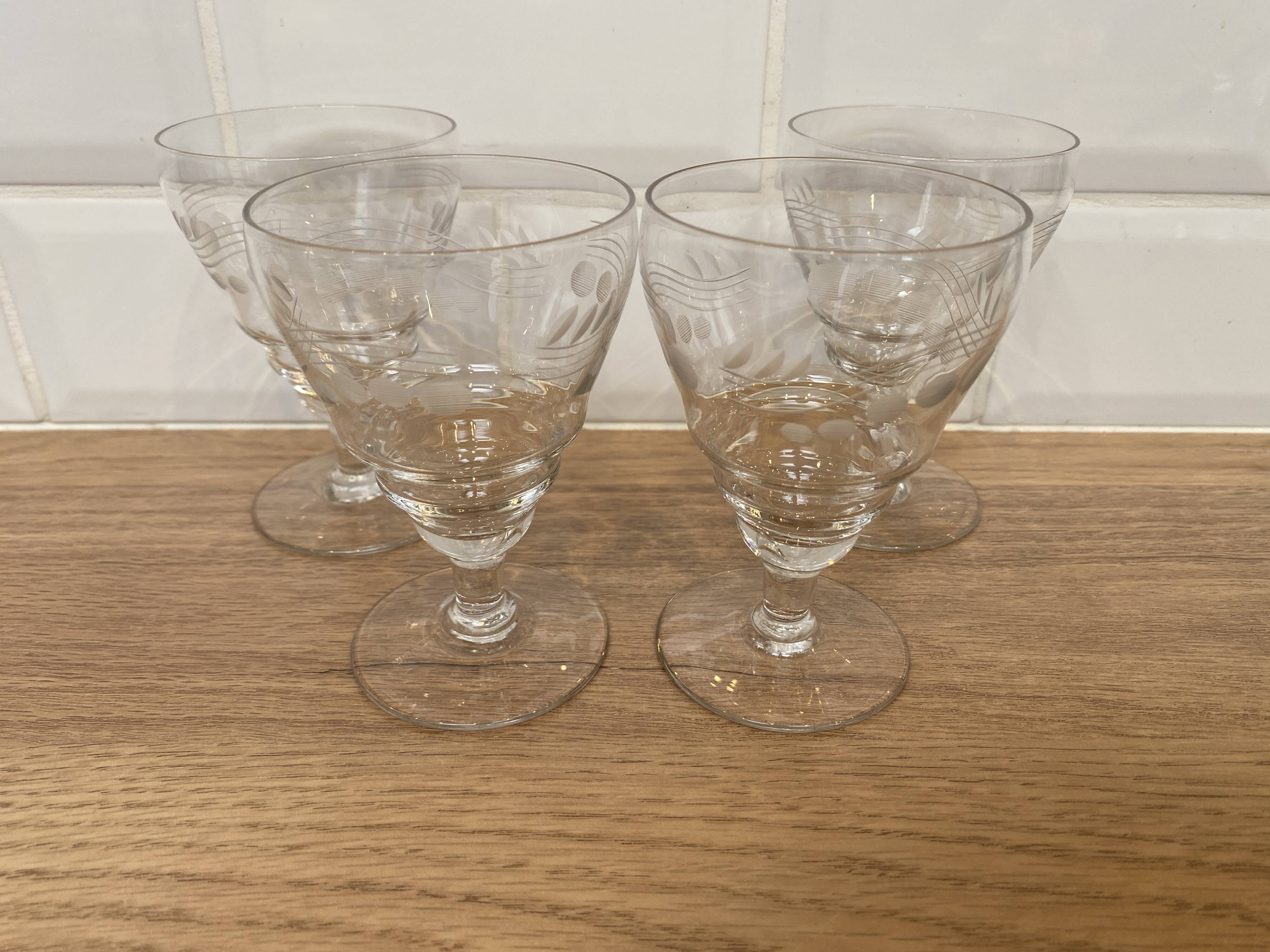 Set of 4 wine glasses on short stem