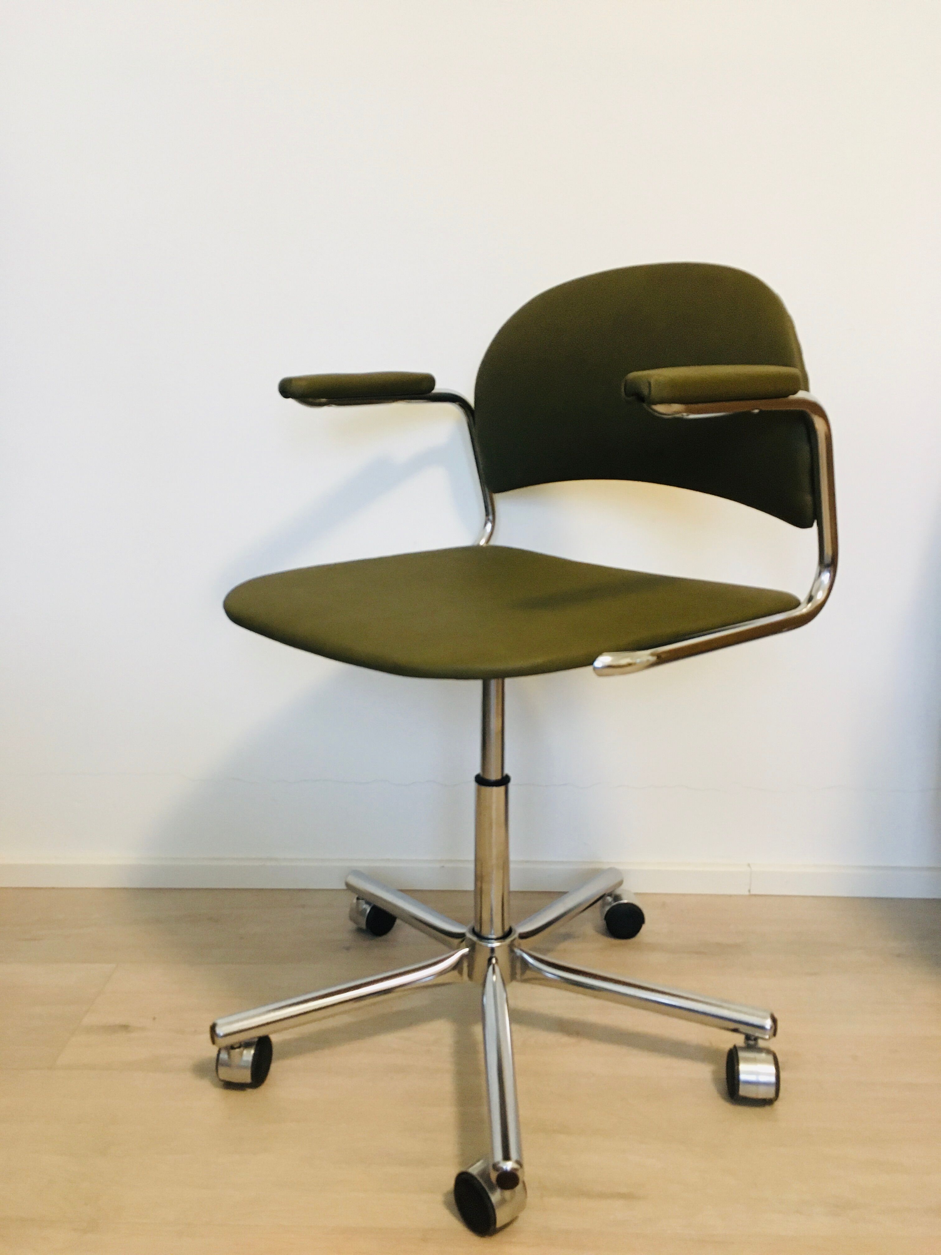 Fauteuil de bureau Olive K-380 entièrement restauré fabriqué par Kovona