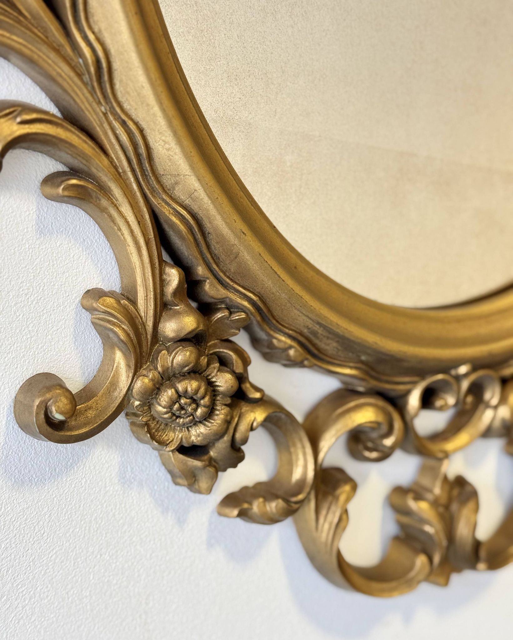 Miroir ovale en or de style baroque par Roberta Wood