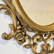 Miroir ovale en or de style baroque par Roberta Wood