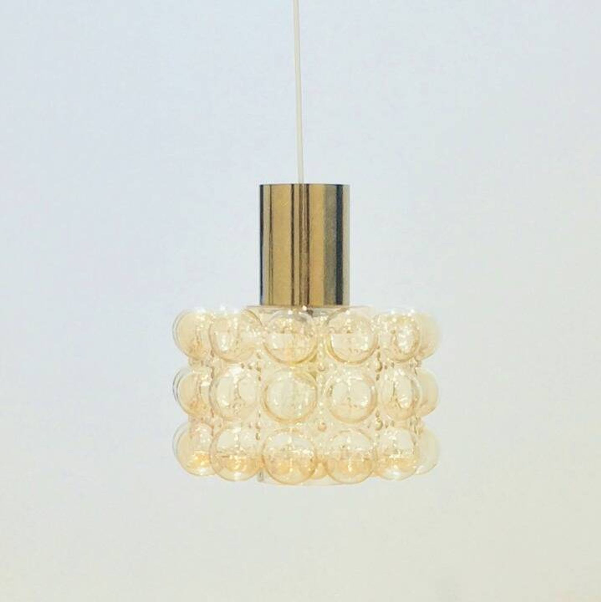 Grand plafonnier en verre bulle ambre de style mid-century par Helena Tynell, années 1960.