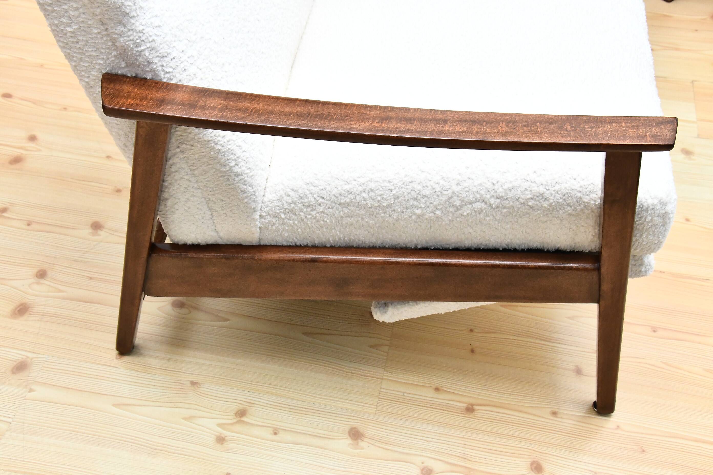 Fauteuil avec repose-pieds rabattable en Bouclé blanc crème, années 1960