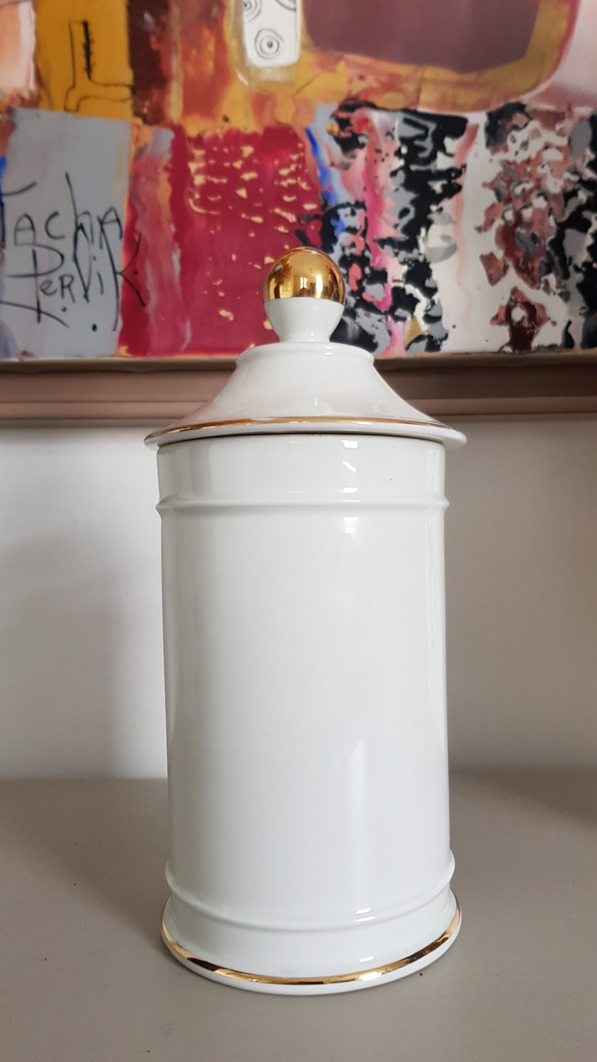 Porcelain pharmacy pot