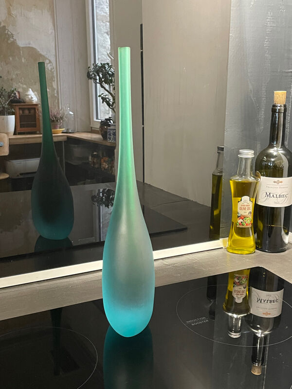 Vase en verre soufflé de Murano en forme de flûte avec un dégradé givré de teal à vert.