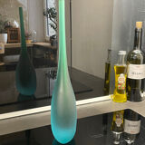 Vase en verre soufflé de Murano en forme de flûte avec un dégradé givré de teal à vert.