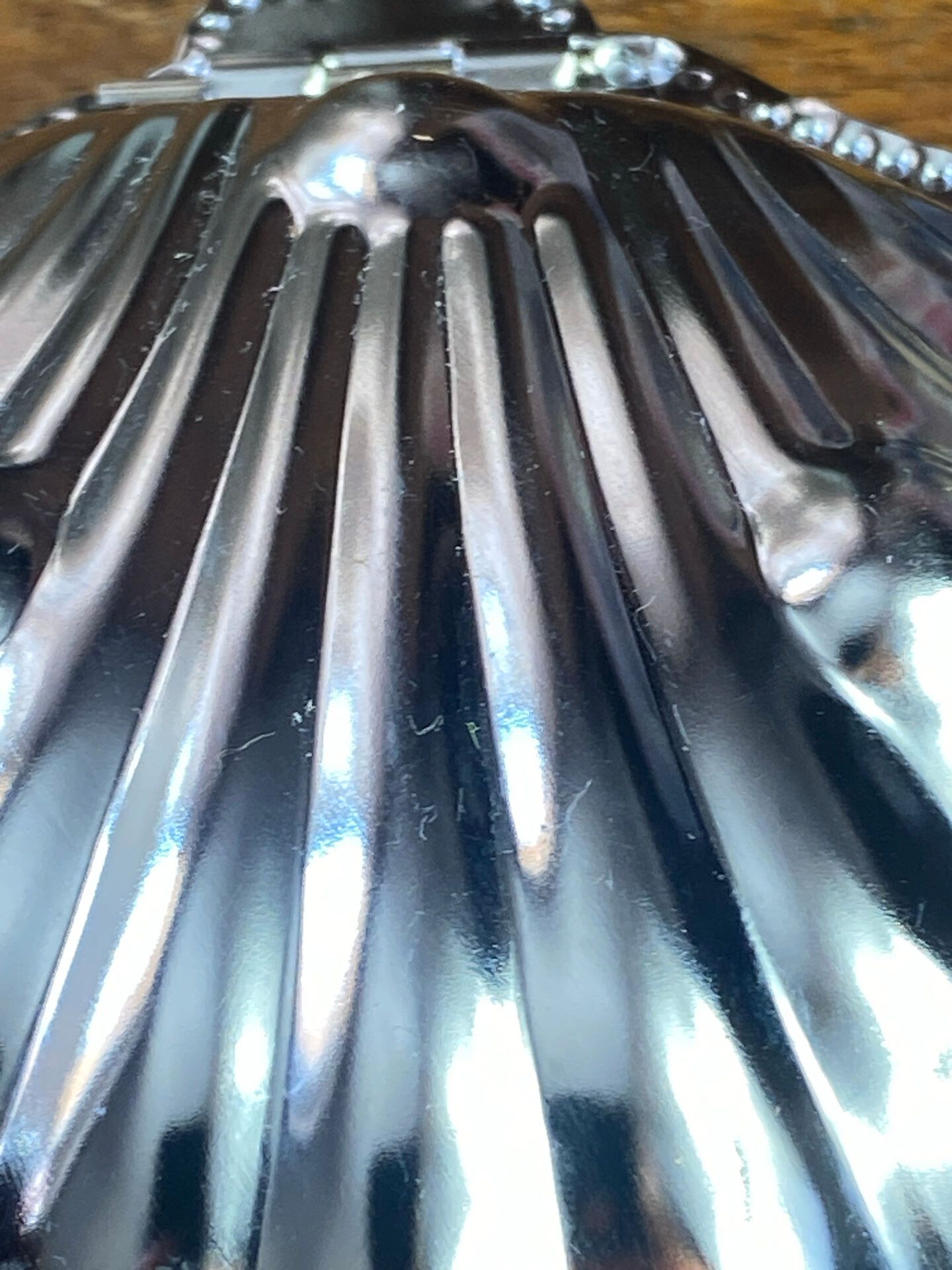 Shell-shaped butter dish in stainless steel and blue glass