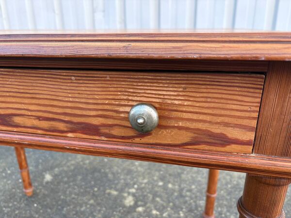 Bureau ancien en pitchpin, pieds tournés, tiroir – superbe patine