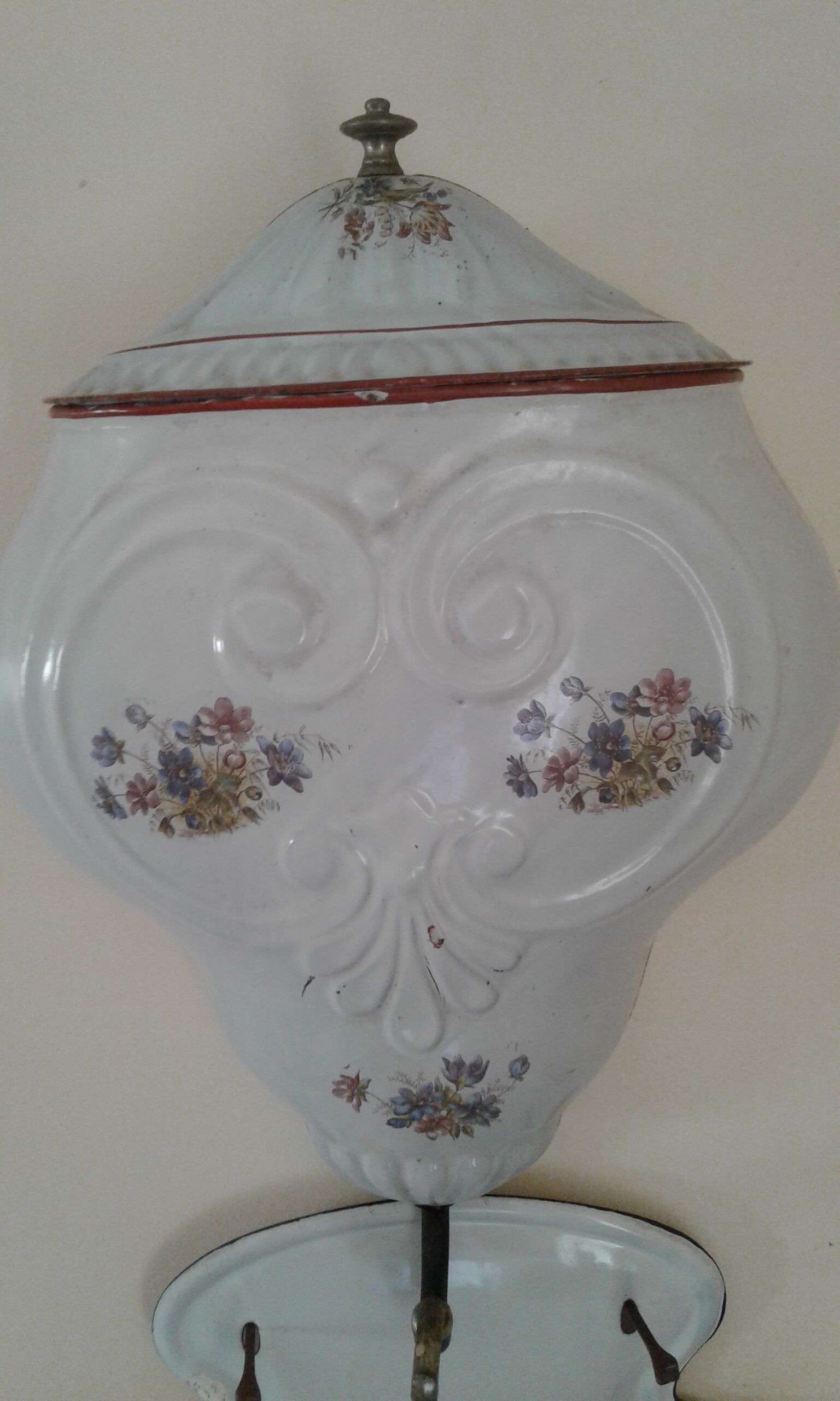 Fountain has enamelled water