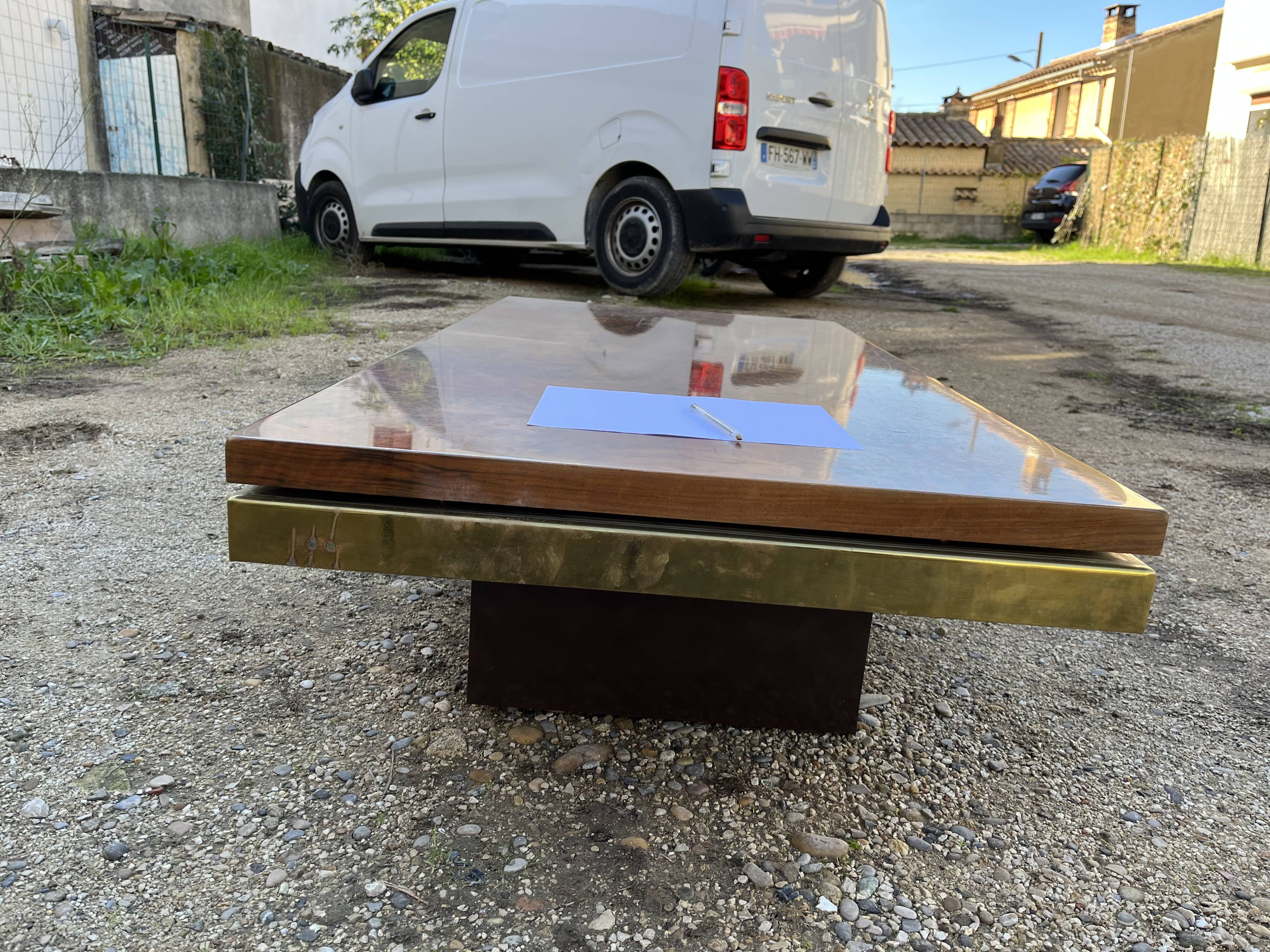 Design coffee table in walnut and brass 70 years