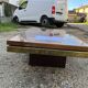 Table basse en ronce de noyer et laiton années 70