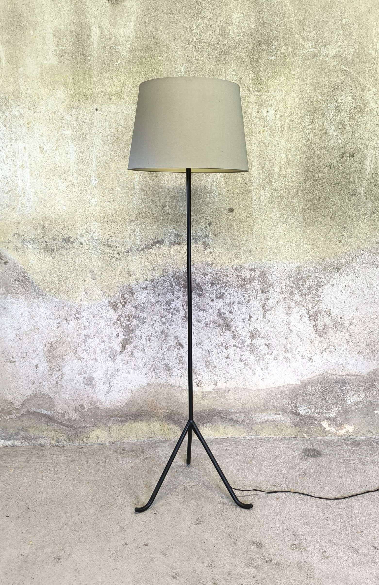 Vintage modernist tripod floor lamp.
