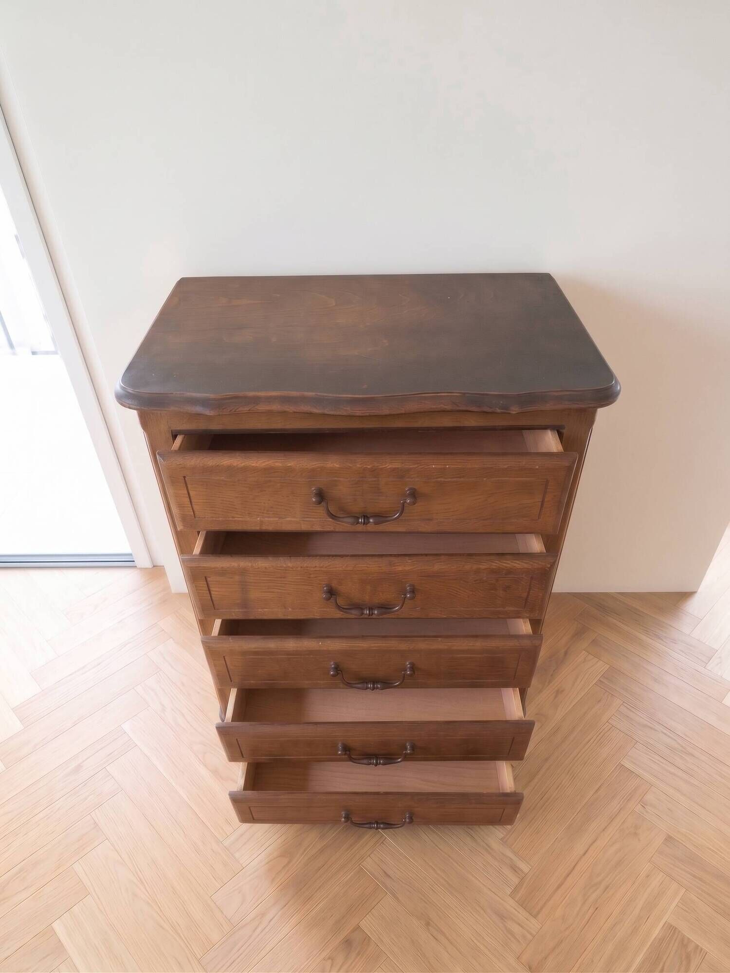 Antique chest of drawers with 5 wooden drawers.