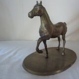 Cheval en laiton sur socle