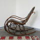 Chaise berçante de bois plié de cru