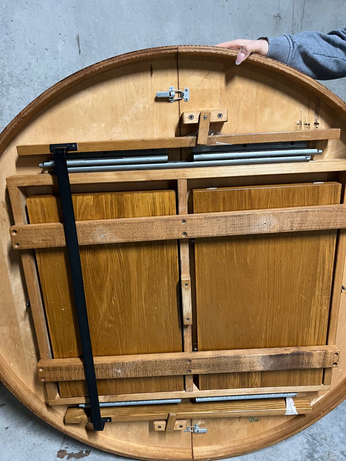 Baumann dining room round table