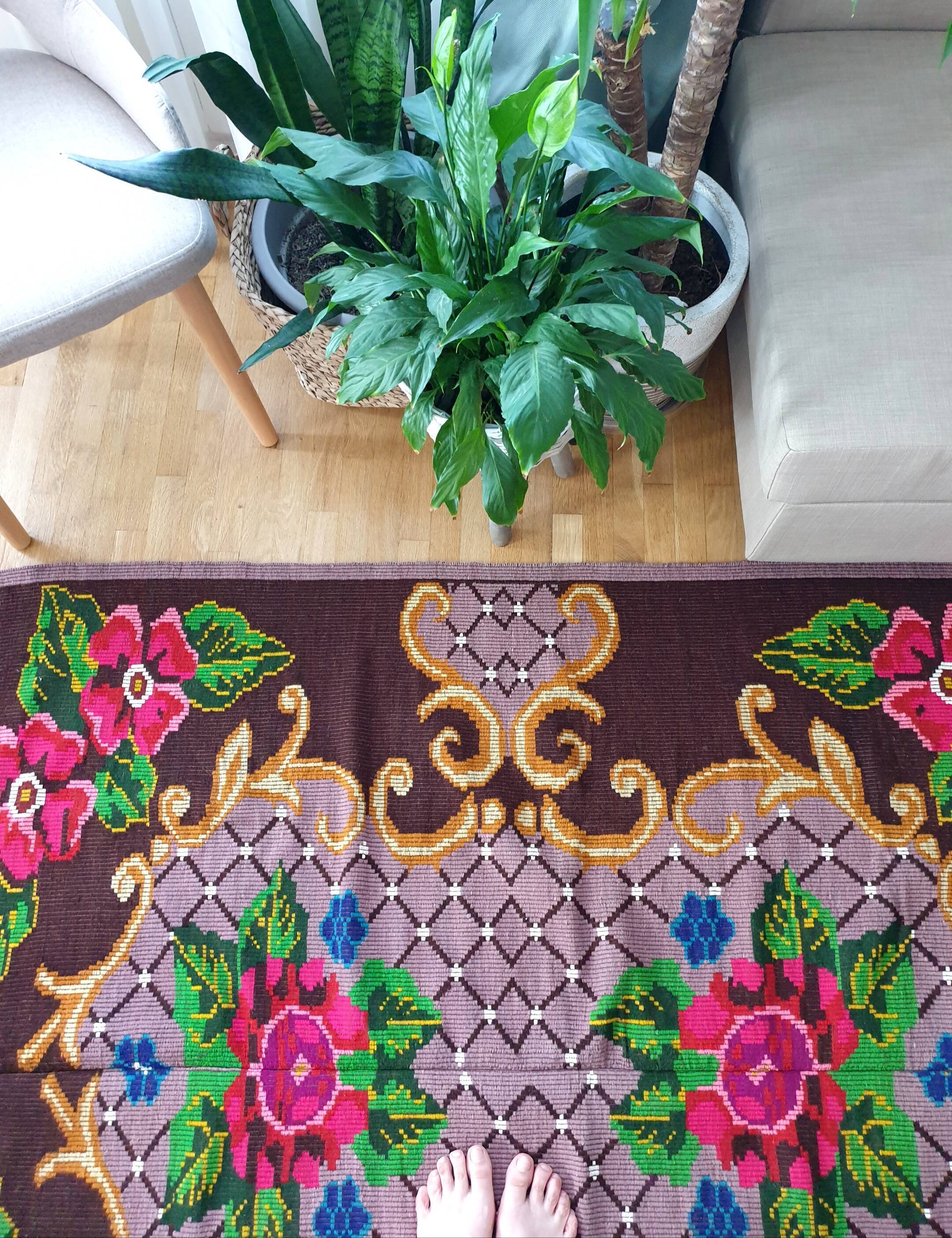 Boho chic Romanian carpet made by hand in wool, floral boho, lavender background with pink flowers 146x186cm